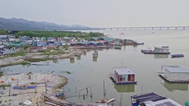 Dynamické Letecké Záběry Plovoucích Doků Mola Rybářské Vesnice Lau Fau — Stock video