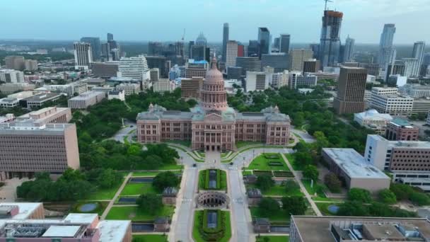 Dramatic Aerial Flight Dome Statue Reveals Downtown Urban Austin Texas — ストック動画