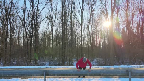 Workout Training Freien Liegestütze Winterlich Verschneiten Straßenschutzplanken Bei Sonnenaufgang Sonnenstrahl — Stockvideo