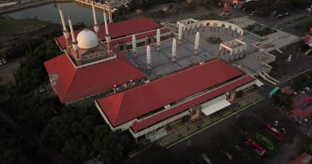 Drohnenaufnahmen Zeigen Die Große Moschee Mit Einem Turm Während Des — Stockvideo