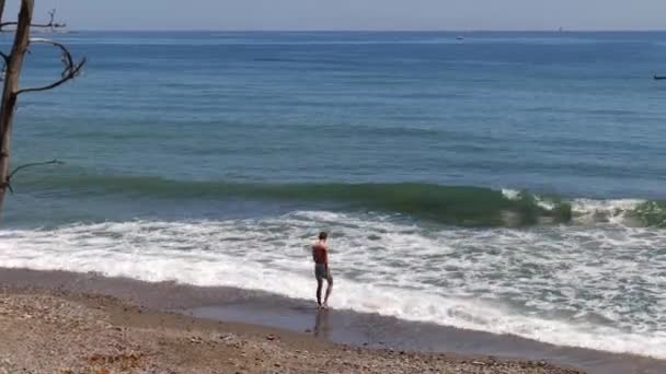 Man Walking Splashing Waves Mediterranean Sea Wide Shot — Stockvideo