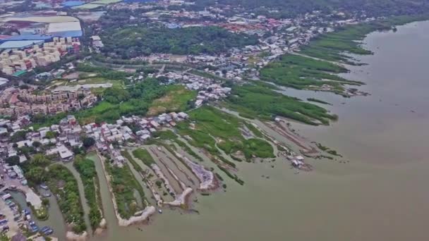 Een Dynamische Birdseye Luchtfoto Van Het Vissersdorp Lau Fau Shan — Stockvideo