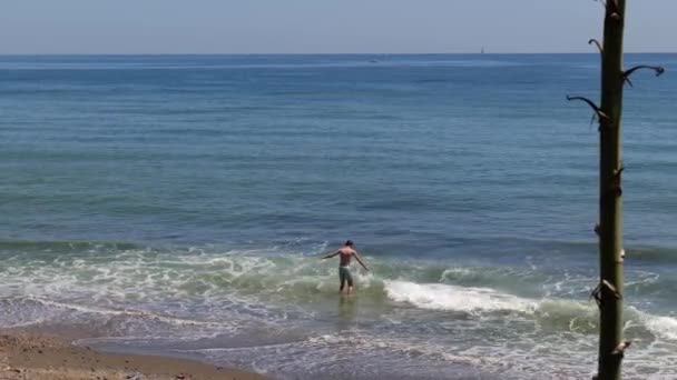 Самотній Чоловік Середземному Морі Руїнницькими Хвилями Влітку Широкий Постріл — стокове відео