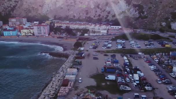 Zandstrand Vissersdorp Aan Catalaanse Baai Gibraltar Vanuit Lucht — Stockvideo