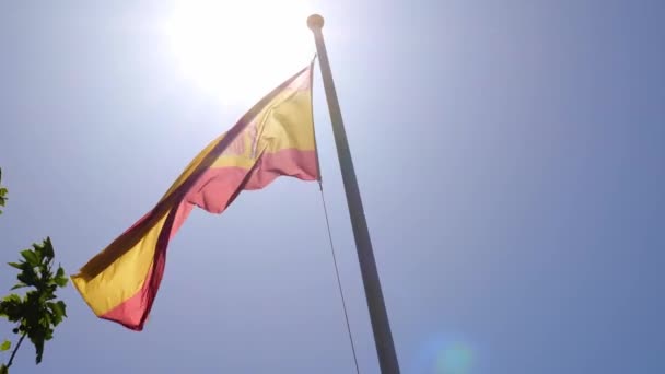 Looking National Flag Spain Fluttering Wind Bright Sun Blue Sky — Vídeo de stock