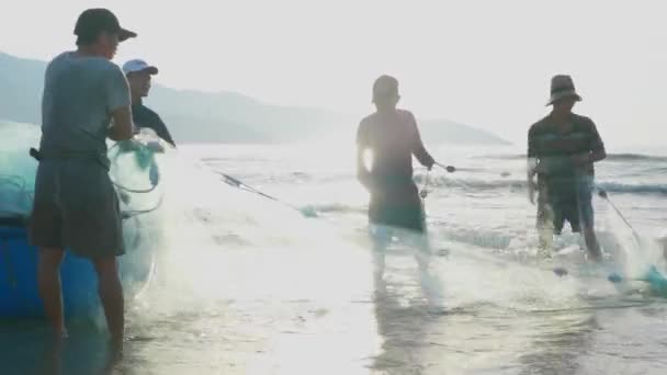 Static Shot Fishermen Pulling Fishing Net Side Beach Waves Crashing — Stock video