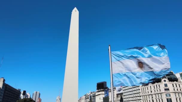 Obelisco Buenos Aires Com Bandeira Argentina Fluindo Vento Aéreo — Vídeo de Stock