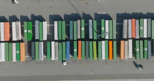 Birdseye Shot Shipping Containers Lined Rail Yard Kleurrijke Auto Lijnen — Stockvideo