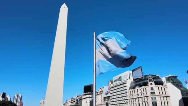Флаг Аргентины Гордо Развевается Рядом Легендарным Обелиском Буэнос Айреса — стоковое видео