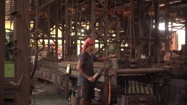 Poor Indian Labourer Working Factory Unsafe Environment Helmet Safety Precautions — Wideo stockowe