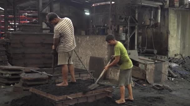 Poor Indian Workers Working Factory Safety Helmet Bare Feet Workers — Wideo stockowe
