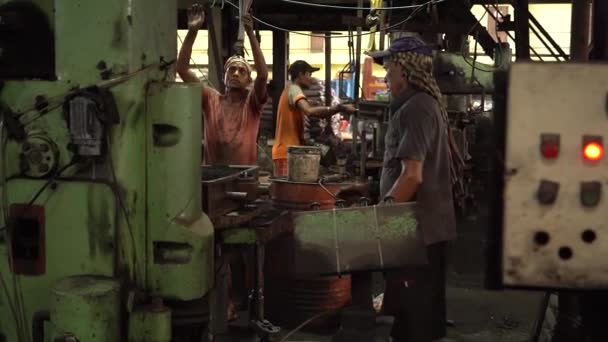 과더러운 때문에 위험을 무릅쓰고 공장에서 일하는 인도인 근로자들 — 비디오