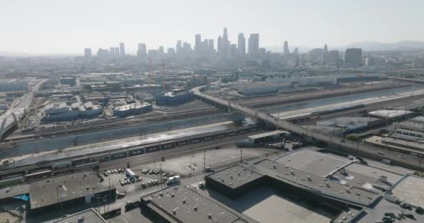 空中飞行员在洛杉矶市中心的天际线和Boyle Heights工业区上空鸣枪 — 图库视频影像