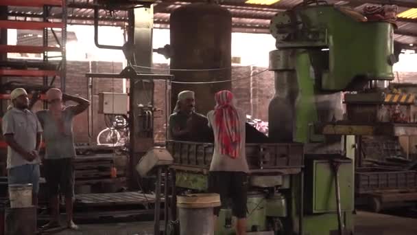Poor Working Class Labourers Working Factory Helmet Safety Precautions Unsafe — ストック動画