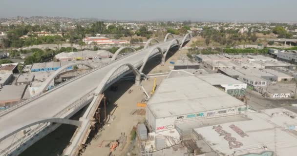 Disparo Aviones Tripulados Volando Hacia Nueva Reconstrucción Del Puente Calle — Vídeos de Stock