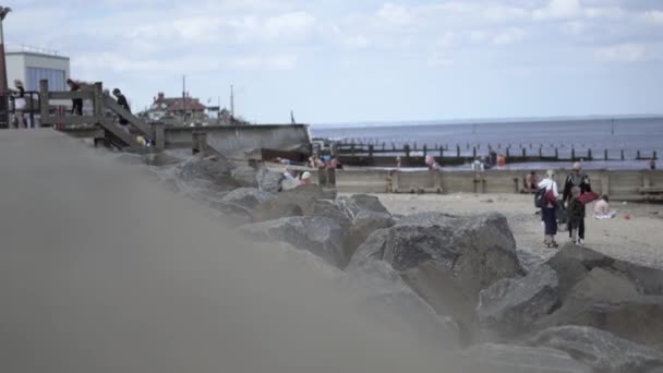 Wide Shot Hornsea Town Beach England People Walking — Stockvideo