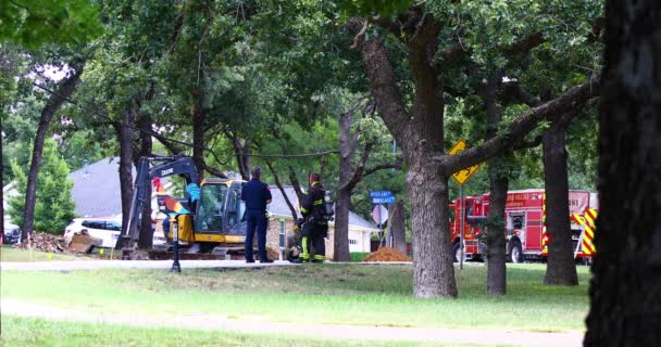 Statische Aufnahmen Von Einsatzkräften Und Einem Feuerwehrauto Bei Einem Gasleitungsbruch — Stockvideo