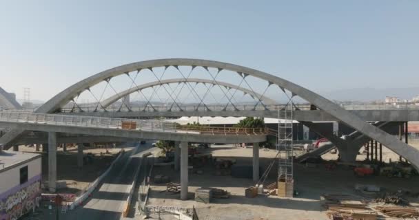 Drone Flying Nově Zrekonstruovaný Most Šesté Ulici Los Angeles Downtown — Stock video