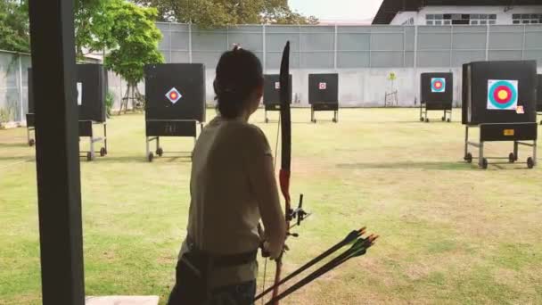 Asian Woman Practicing Archery View Target — Vídeo de stock