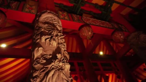 Исторический Интерьер Пагоды Столбе Тусклыми Огнями Sam Poo Kong Temple — стоковое видео