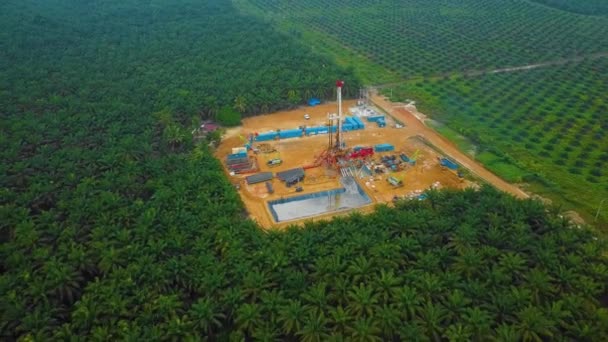 Cinematic Drone Shot Onshore Drilling Workover Rig Structure Rig Equipment — Vídeos de Stock