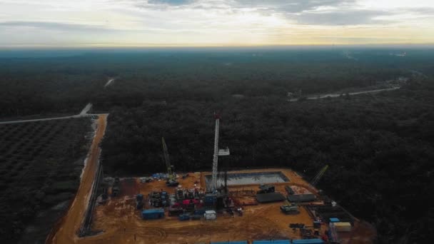 Cinematic Drone Shot Onshore Drilling Workover Rig Structure Rig Equipment — Stock videók