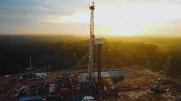 Cinematic Drone Shot Onshore Drilling Workover Rig Structure Rig Equipment — Stockvideo