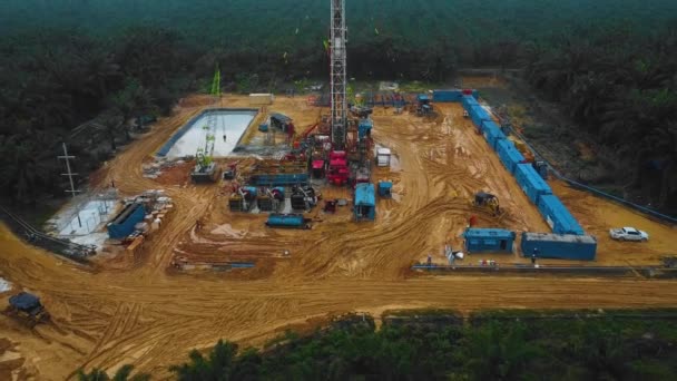 Cinematic Drone Shot Onshore Drilling Workover Rig Structure Rig Equipment — Vídeos de Stock