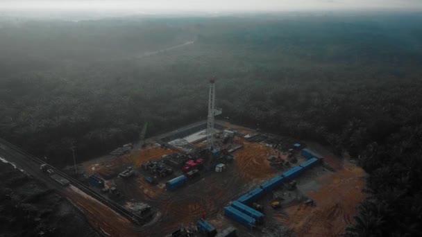 Cinematic Drone Shot Onshore Drilling Workover Rig Struktur Dan Peralatan — Stok Video