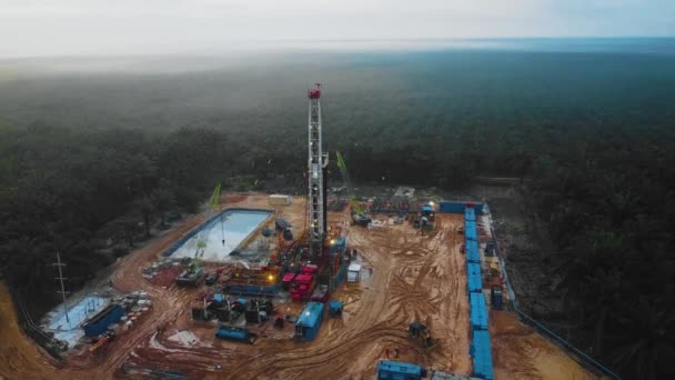 Cinematic Drone Shot Onshore Drilling Workover Rig Structure Rig Equipment — Stock Video