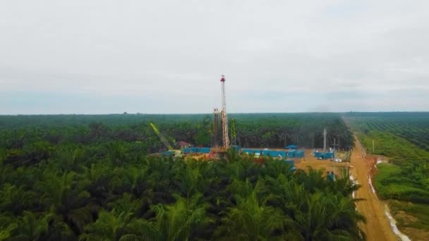 Cinematic Drone Shot Onshore Drilling Workover Rig Structure Rig Equipment — Stockvideo