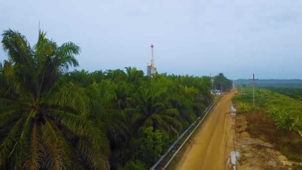 Cinematic Drone Shot Onshore Drilling Workover Rig Structure Rig Equipment — Vídeo de stock