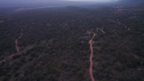 Casas Aldea Africana Sabana Arbusto Desde Arriba Antena — Vídeos de Stock