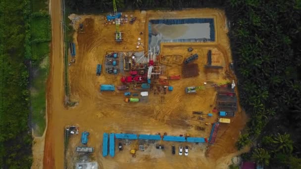 Cinematic Drone Shot Onshore Drilling Workover Rig Structure Rig Equipment — Vídeo de stock