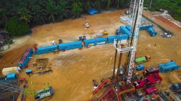 Filmatisk Drone Shot Onshore Drilling Workover Rig Struktur Riggutstyr Oljeutvinning – stockvideo