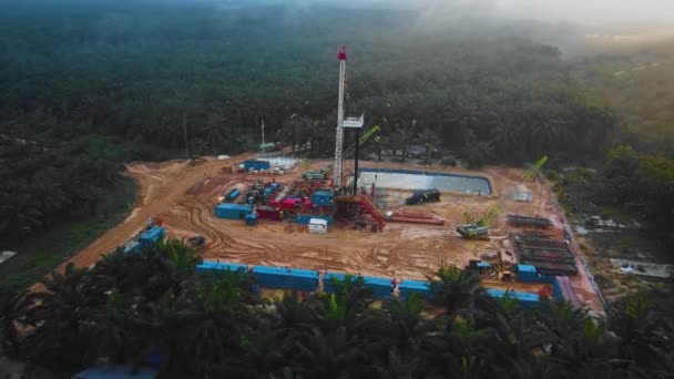 Filmatisk Drone Shot Onshore Drilling Workover Rig Struktur Riggutstyr Oljeutvinning – stockvideo