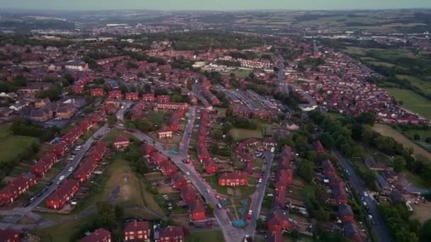 赤レンガ造りの家屋は 西ヨークシャー地域の大多数のイギリスの家屋の典型的なものである 日没時にドローンで撃たれた — ストック動画