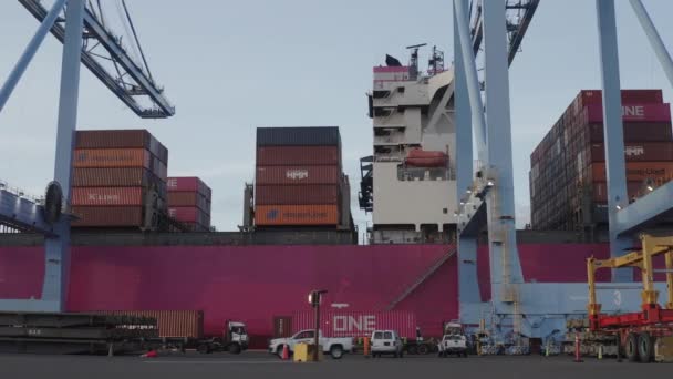 Machines Parked Massive Cranes Port Tacoma Washington Panning Shot — Vídeos de Stock