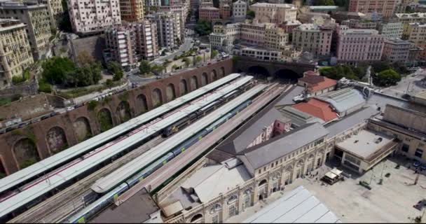 Trenes Estación Por Edificios Italia Turística Ciudad Génova Aérea — Vídeo de stock
