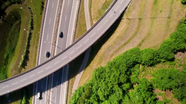 在阳光明媚的日子里 波兰高速公路上带出口桥的汽车从空中俯冲而下 — 图库视频影像