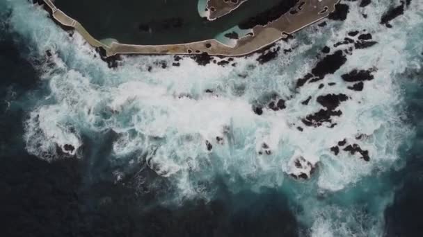 Top View Crashing Waves Madeira Shot Dji — Vídeos de Stock