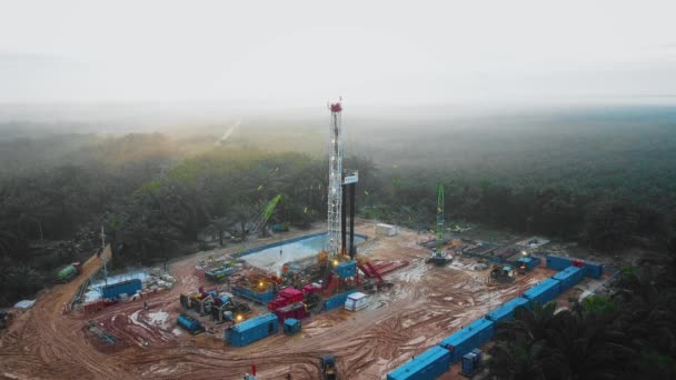 Cinematic Drone Shot Onshore Drilling Workover Rig Structure Rig Equipment — Stock Video