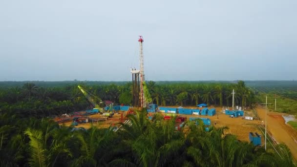 Cinematic Drone Shot Onshore Drilling Workover Rig Structure Rig Equipment — Stock Video