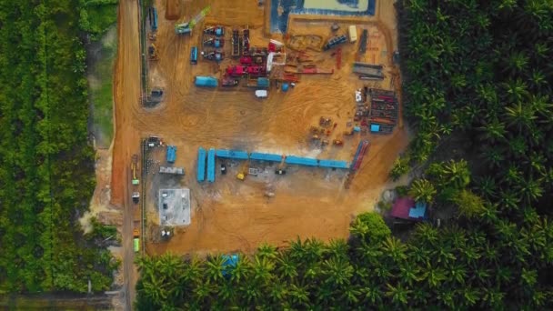 Cinematic Drone Shot Onshore Drilling Workover Rig Structure Rig Equipment — Stock Video
