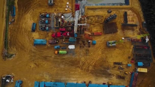 Cinematic Drone Shot Onshore Drilling Workover Rig Structure Rig Equipment — Stockvideo