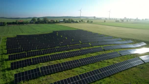 Luchtfoto Met Zonnepaneelpark Draaiende Windturbine Achtergrond Groen Boerenveld Zomer — Stockvideo