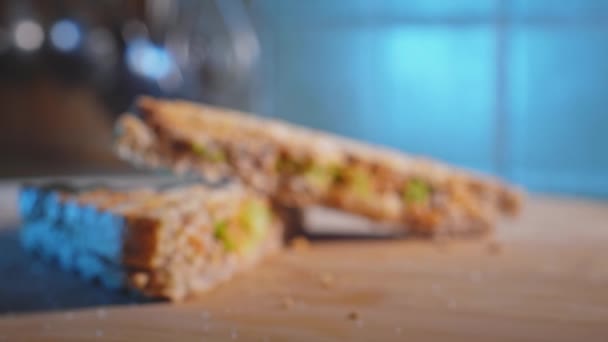 Υγιή Τόνος Τροφίμων Τοστ Σάντουιτς Παρασκευάζεται Για Πρωινό Close Εστιάζοντας — Αρχείο Βίντεο