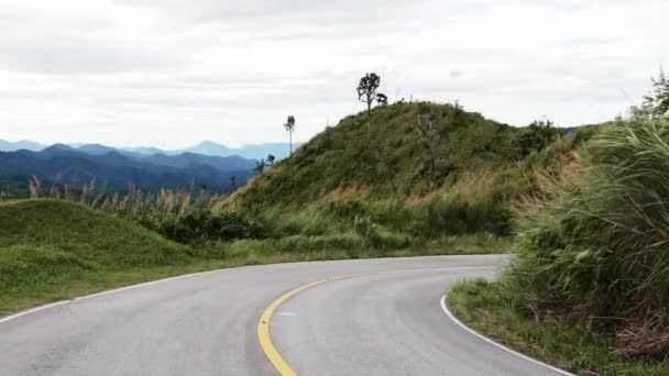 Empty Road Windy Waving Grass Hills Side Cloudy Day Distance — Vídeo de Stock