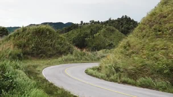 Empty Curve Road Windy Tall Waving Grass Hill Side — Video Stock