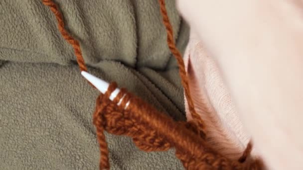 Close Needle Wool Camera Moves Old Woman Hands Untangling Brown — Stok video